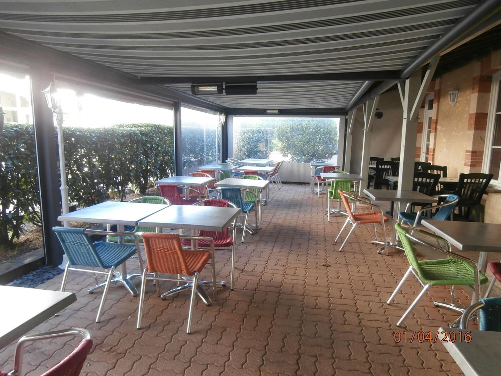 Cit'Hotel Le Commerce Saujon Esterno foto